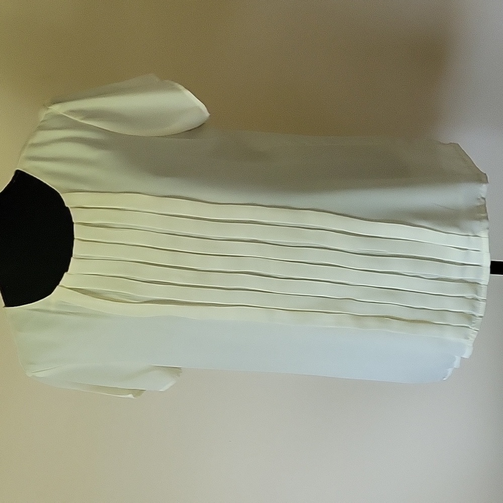Cream Polyester blouse with short sleeves. Fully lined.